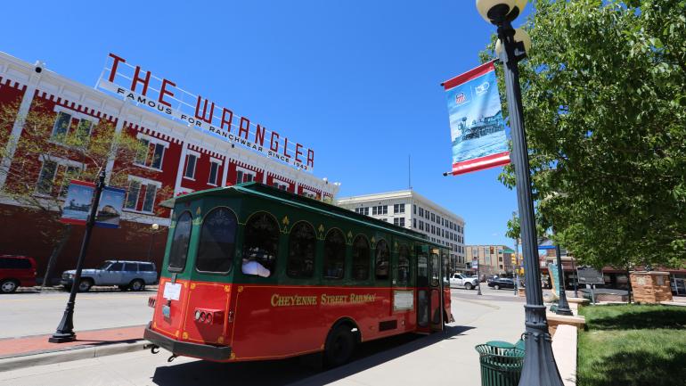 乘电车游览怀俄明州夏安市中心