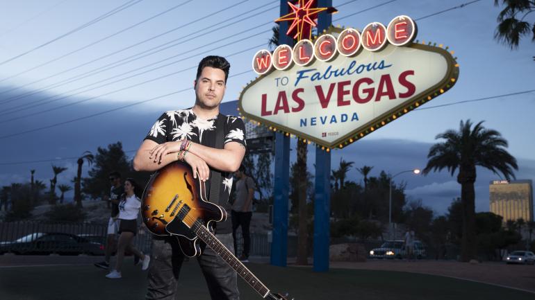 在著名的拉斯维加斯标志旁摆姿势拍照留念的 Moreno 在著名的拉斯维加斯标志旁摆姿势拍照留念的 Moreno