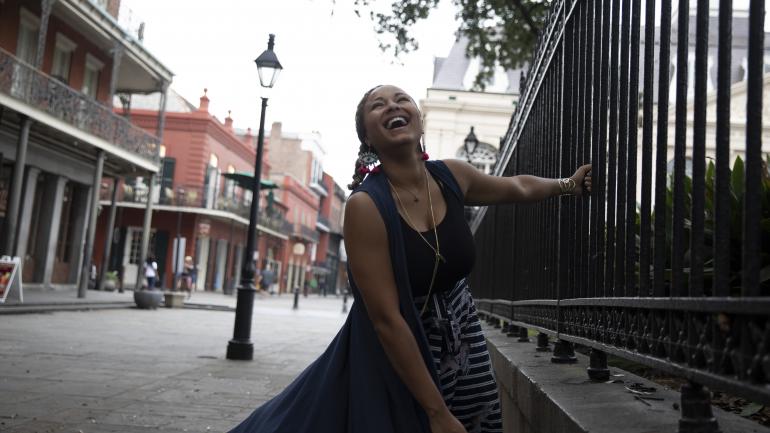 人们在法国区笑着拍照 人们在法国区笑着拍照