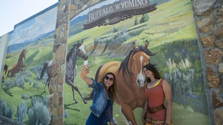 在怀俄明州布法罗市中心，在一幅以骏马为主题的壁画旁来张自拍