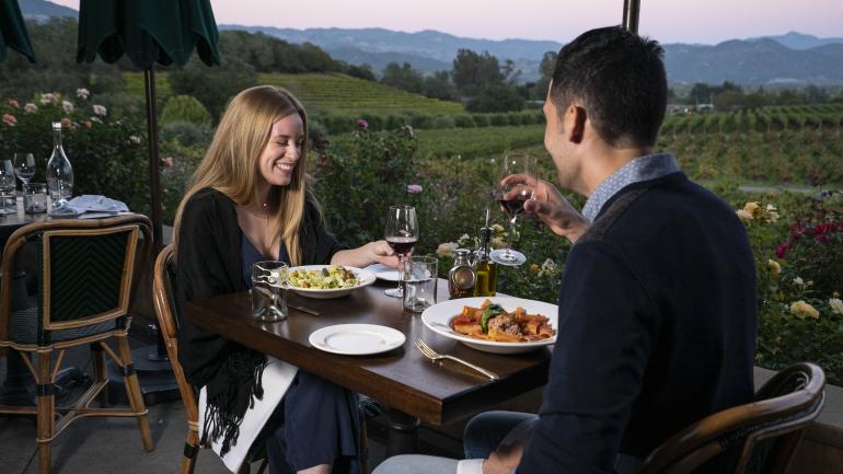 在加利福尼亚州索诺马县 Francis Ford Coppola Winery 酒庄的 Rustic 餐厅一边享受美食，一边欣赏醉人的葡萄园风景
