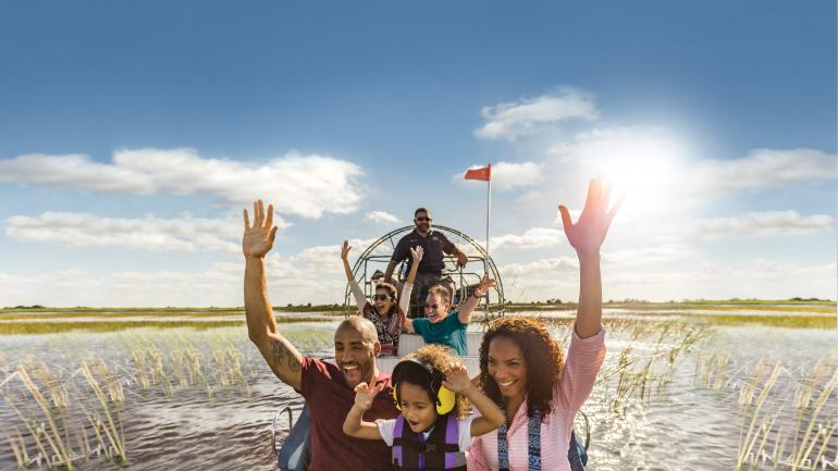 在大沼泽地乘坐汽艇的刺激之旅，适合所有年龄段