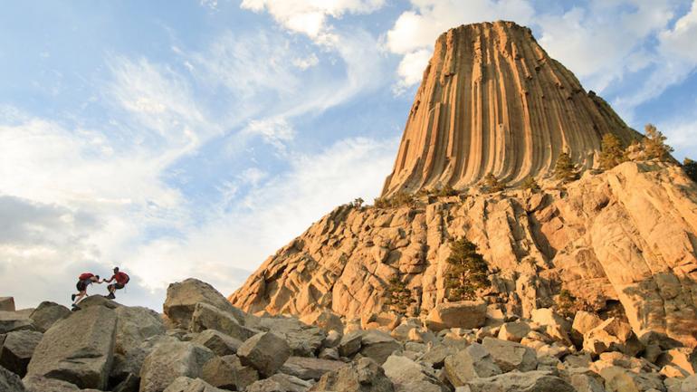 在怀俄明州圣丹斯附近的魔鬼塔国家地标周围徒步旅行，享受非比寻常的旅行体验