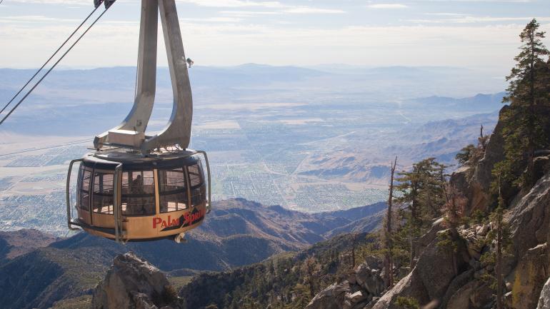 棕榈泉空中缆车上的开阔景观