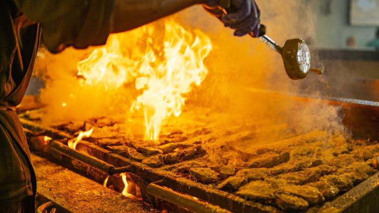 在 Drago's 的明火上烹饪富有传奇色彩的炭烤牡蛎