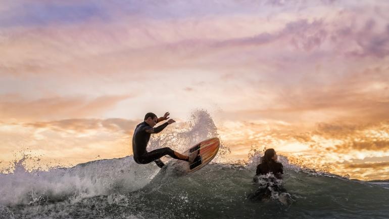 在亨廷顿海滩破浪前行