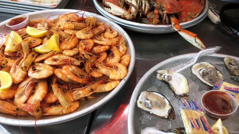 Kenney 海鲜市场供应的新鲜虾、牡蛎和螃蟹拼盘