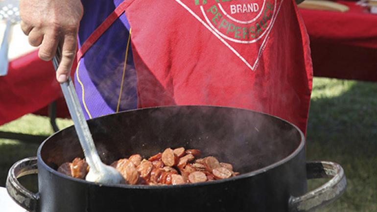 在烹饪大赛上使用与大赛同名的黑铁锅烹制美味香肠 在烹饪大赛上使用与大赛同名的黑铁锅烹制美味香肠