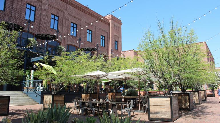 在帕萨迪纳市中心露天用餐