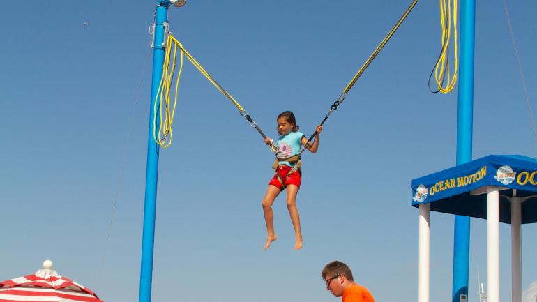 在纽波特海滩海边骑
