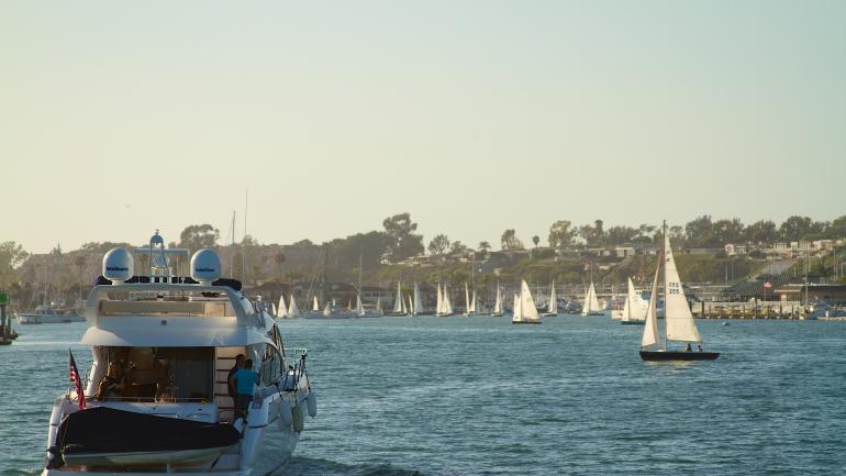 纽波特海滩上的帆船