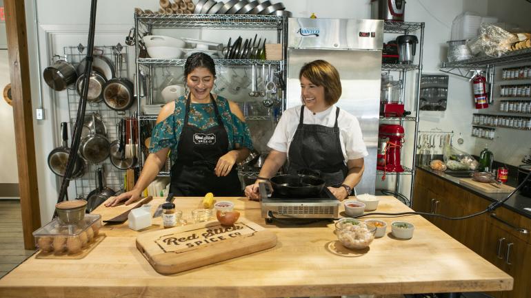 在 Red Stick Spice 市场参加烹饪课