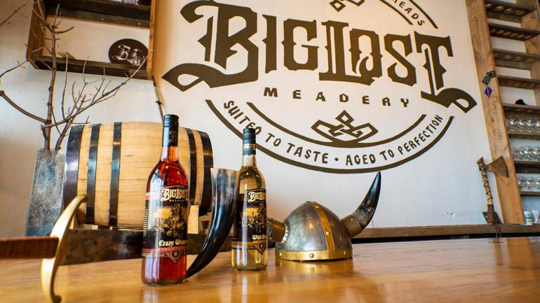 在怀俄明州吉列维京风格的 Big Lost Meadery 酒吧畅饮瓶装蜂蜜酒