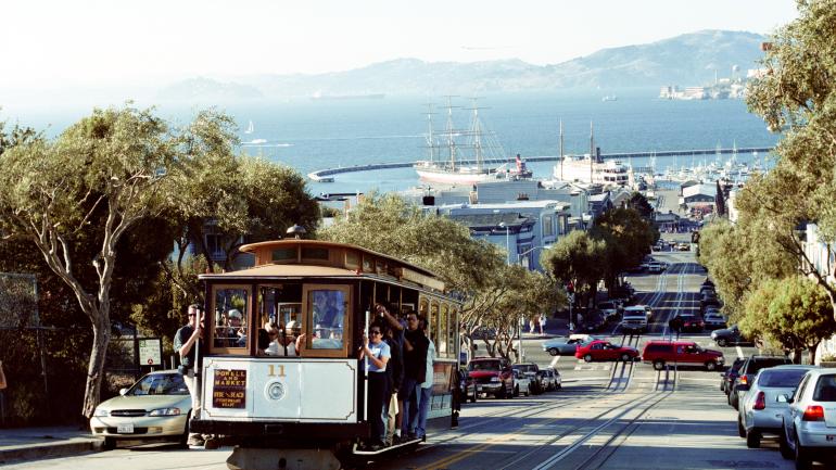 乘坐缆车观赏城市美景