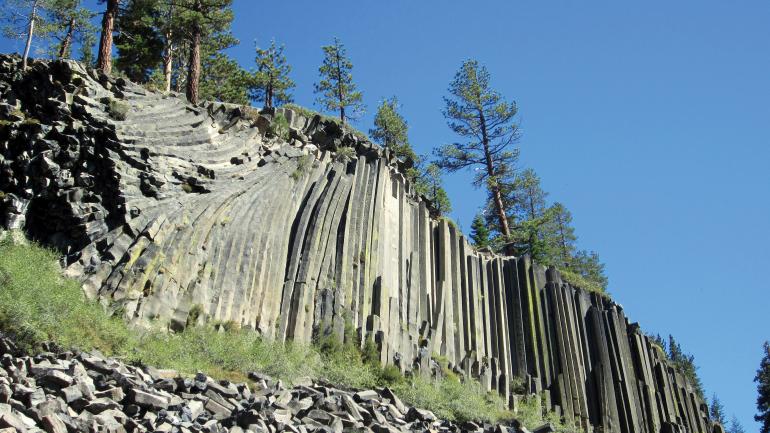魔鬼岩柱国家保护区令人叹为观止的玄武岩石柱