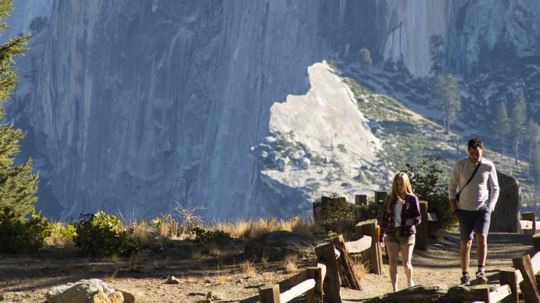 加利福尼亚州优胜美地国家公园内冰川点附近的徒步小径