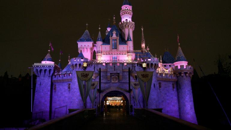 迪士尼乐园的睡美人城堡在夜间亮起灯光