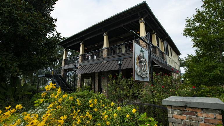 The Barley Oak 餐厅外的鲜花营造出休闲、友好的氛围