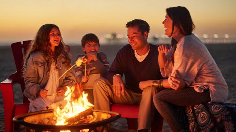 在惬意的滩前篝火旁享用烧烤美餐