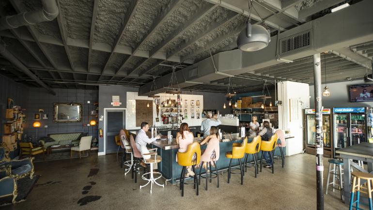 露天通风的 Hawthorne Bottle Shoppe，是与当地人一起品尝精酿啤酒的理想场所