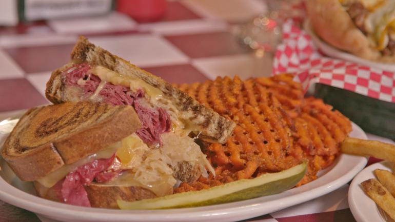 Durty Gurts Burgger Joynt 餐厅的一份含甜薯条的三明治 Durty Gurts Burgger Joynt 餐厅的一份含甜薯条的三明治