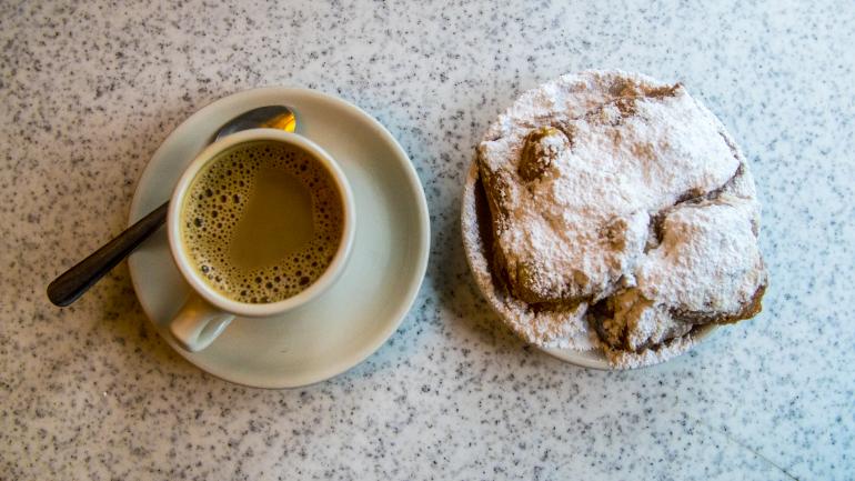 杜梦咖啡馆的欧蕾咖啡和贝奈特饼