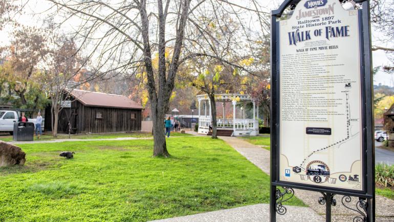 Jamestown 的星光大道旁纪念大银幕历史的标牌 Jamestown 的星光大道旁纪念大银幕历史的标牌