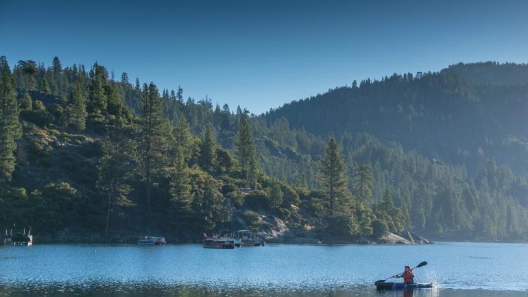 在派恩克雷斯特湖体验皮划艇乐趣 在派恩克雷斯特湖体验皮划艇乐趣