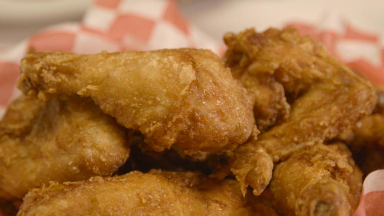 肯塔基州亨德森 Brown Bag Burgers 餐厅的新鲜炸鸡 肯塔基州亨德森 Brown Bag Burgers 餐厅的新鲜炸鸡