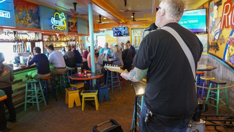 现场音乐为 Frenchy's Rockaway Grill 安静舒缓的海滩氛围增添了活力