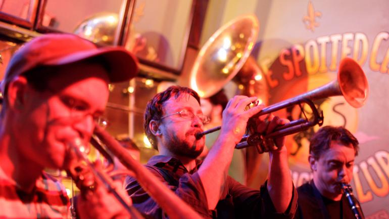 一支爵士乐队在法国人街斑点猫音乐俱乐部表演