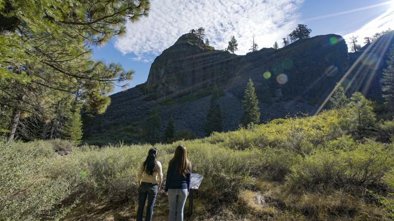 在巨人石林 (Columns of the Giants) 学习关于岩石地形的知识 在巨人石林 (Columns of the Giants) 学习关于岩石地形的知识