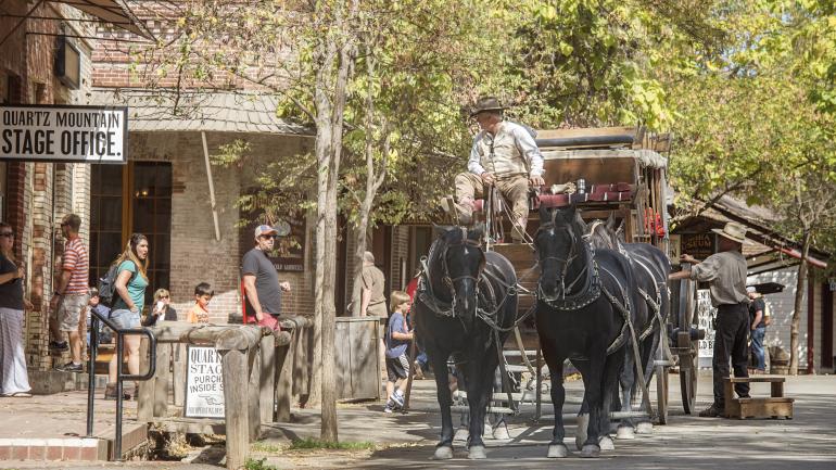 乘坐驿站马车游览哥伦比亚州立历史公园 (Columbia State Historic Park) 乘坐驿站马车游览哥伦比亚州立历史公园 (Columbia State Historic Park)