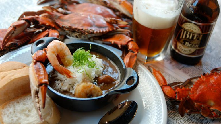搭配当地阿毕塔琥珀啤酒一起享用海鲜秋葵浓汤