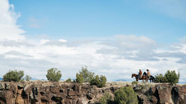 在新墨西哥州圣达菲享受马背骑行的乐趣