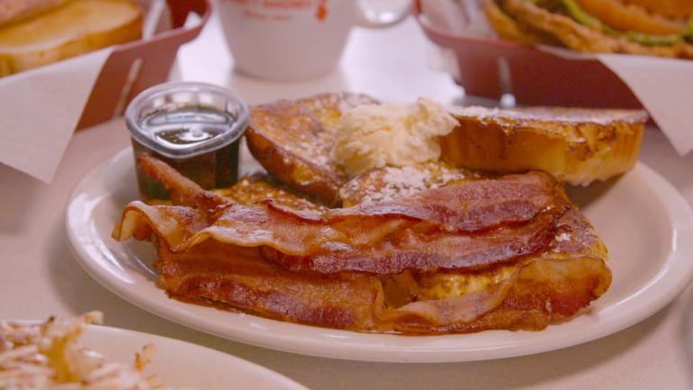 Jubelt’s Bakery & Restaurant 餐厅丰盛的法式吐司、培根和鸡蛋早餐 Jubelt’s Bakery & Restaurant 餐厅丰盛的法式吐司、培根和鸡蛋早餐