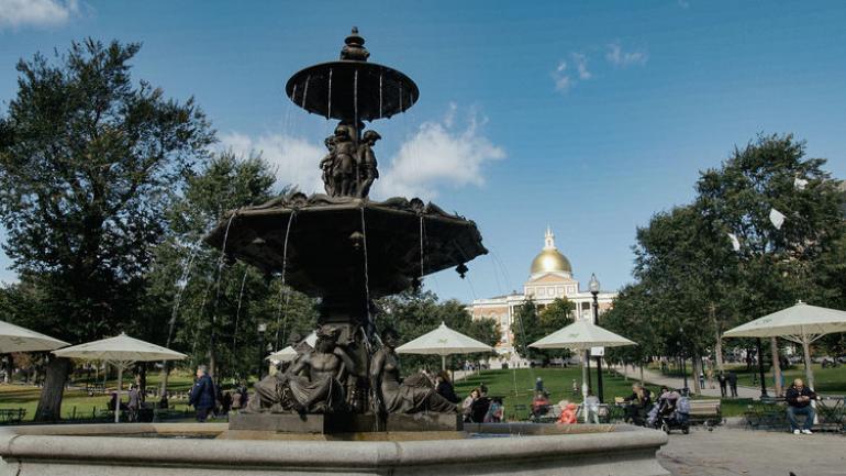 马萨诸塞州州议会大厦和喷泉