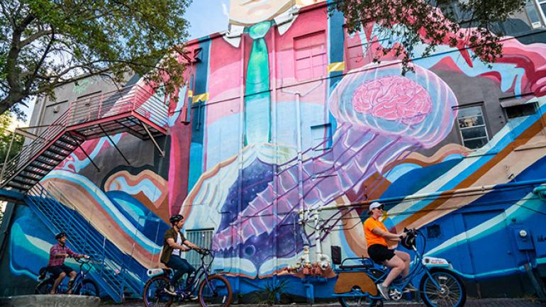 骑着 Pedego 电动自行车欣赏圣彼德斯堡市中心五彩斑斓的壁画