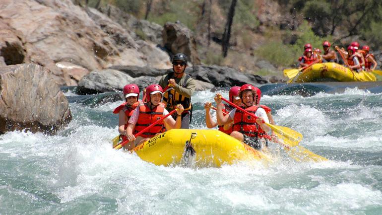 在图奥勒米河体验白水漂流 在图奥勒米河体验白水漂流