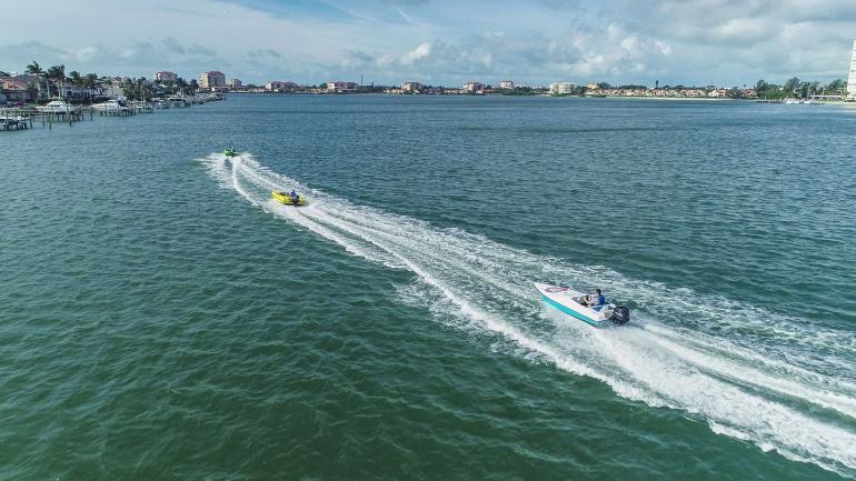 在圣彼德斯堡海滩的内陆航道上迂回前行