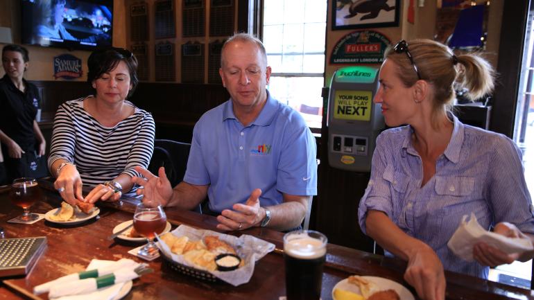 肯塔基州卡温顿 Mainstrasse Village 村 Cock & Bull Public House 餐厅的冰啤和美食 肯塔基州卡温顿 Mainstrasse Village 村 Cock & Bull Public House 餐厅的冰啤和美食