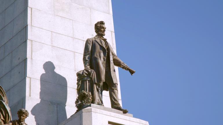 斯普林菲尔德亚伯拉罕·林肯墓前的林肯雕像 斯普林菲尔德亚伯拉罕·林肯墓前的林肯雕像