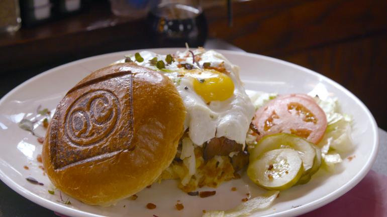 QC Coffee & Pancake House 餐厅的 Brunch Burger 汉堡,内有煎蛋和薯饼 QC Coffee & Pancake House 餐厅的 Brunch Burger 汉堡,内有煎蛋和薯饼