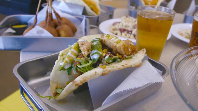 亚利桑那州凤凰城 Short Leash Hotdogs 餐厅馕饼裹着的美味热狗