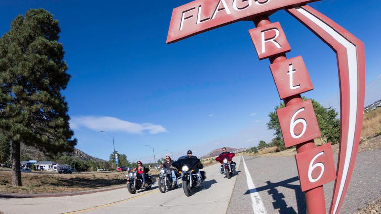 骑摩托车经 66 号公路穿越亚利桑那州弗拉格斯塔夫