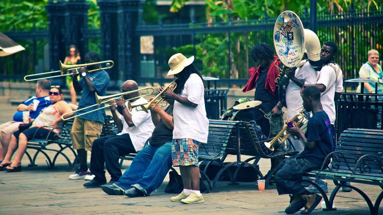 在杰克逊广场演奏现场音乐的街头艺人