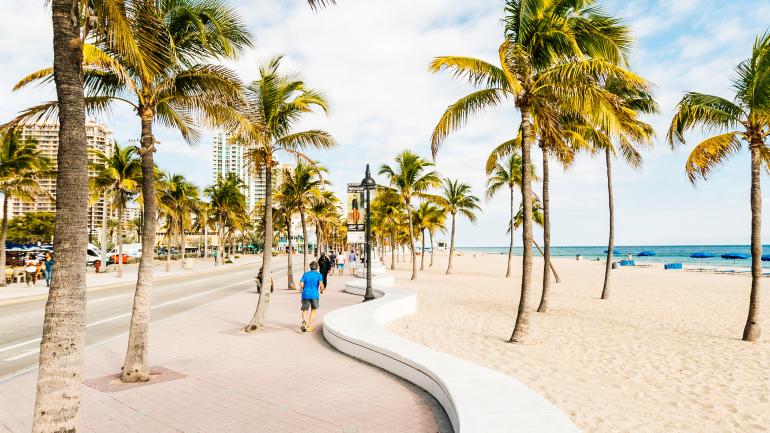 罗德岱堡海滩标志性的“波浪墙”