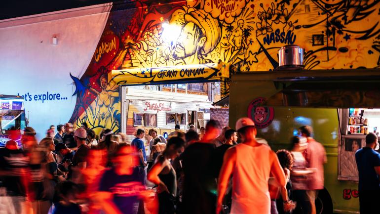 每月最后一个星期六举行的 FATVillage 月度艺术街展的节日场景