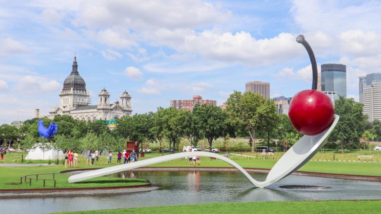 明尼阿波利斯沃克艺术中心外,明尼阿波利斯雕塑花园内的标志性雕塑“汤匙桥”和“樱桃” 明尼阿波利斯沃克艺术中心外,明尼阿波利斯雕塑花园内的标志性雕塑“汤匙桥”和“樱桃”