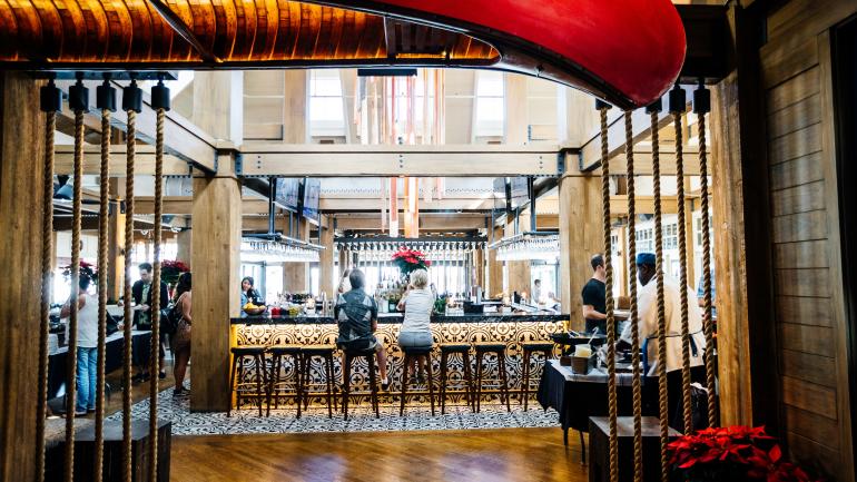 宽敞的 Boatyard 餐厅内部，罗德岱堡海滨餐厅